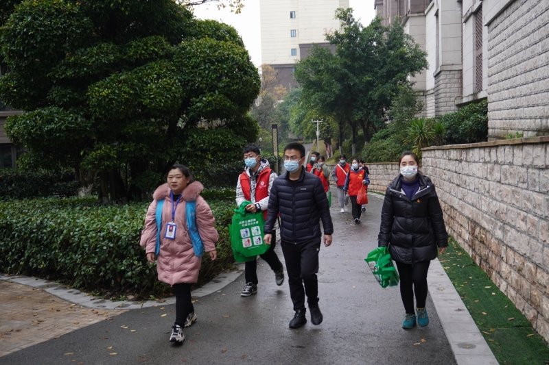 3-孙老师带领志愿者.jpg