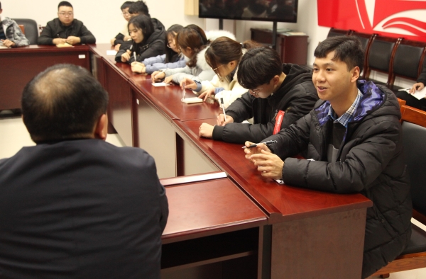 同学向黄伟九校长提问.jpg